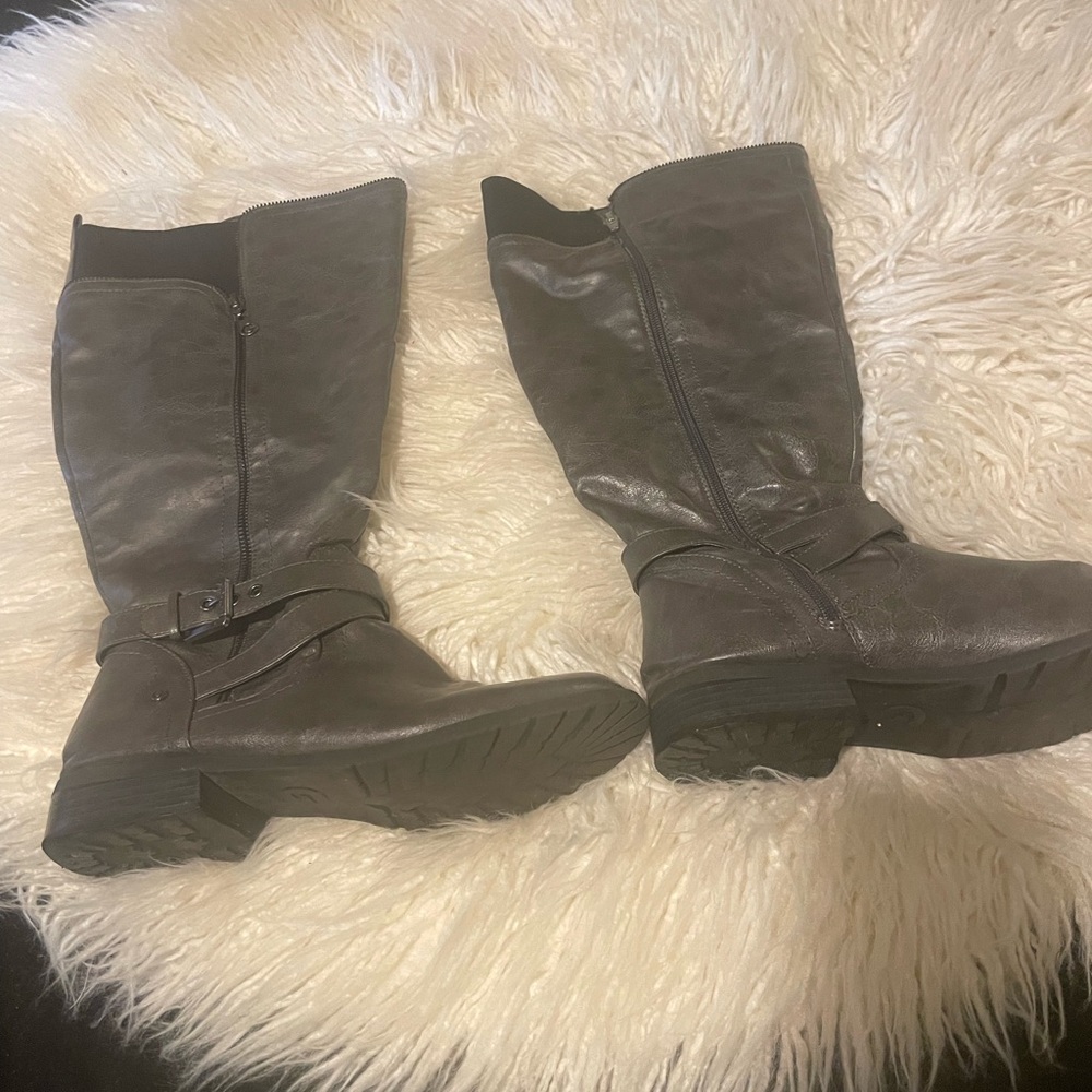 G by GUESS Gray Women’s Wide- Calf Flat Zip Up Boots Size 10!!